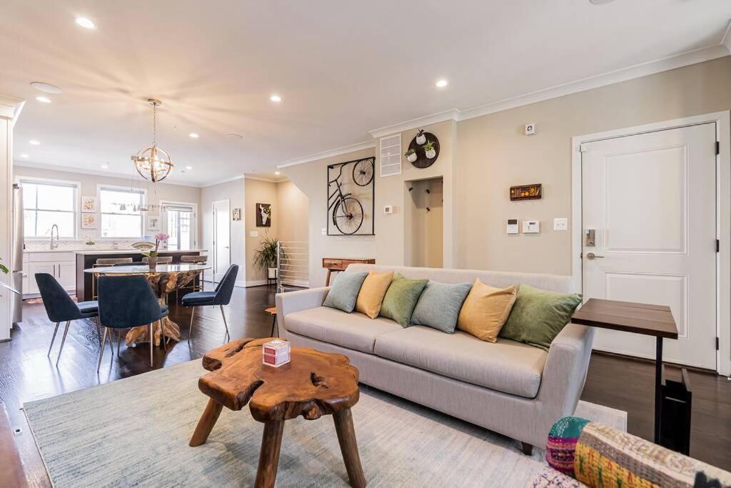 Bougainvillea Dc 2 Bedrooms 2 Bathrooms Plus Den With Twin Sofa Bed And Queen Sofa Bed In Living Room Вашингтон Экстерьер фото